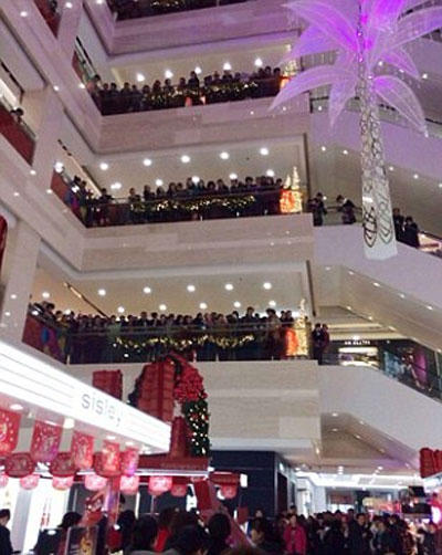 Nhảy lầu tự tử vì bạn gái không ngừng mua sắm